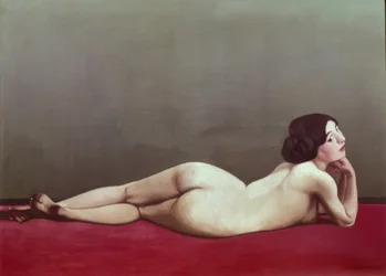 Nudo reclinato su un tappeto rosso