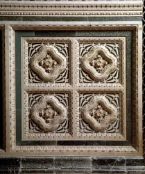 Dettaglio del muro in marmo che sostiene il pulpito in marmo