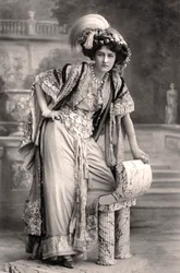 Elizabeth Firth, attrice, 1908