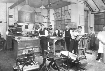 Dalziel Foundry Limited. - Sede di Earl Street. Impianto di modellatura e fusione, e personale, 1909