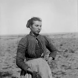 Ritratto di un giovane contadino in abito tradizionale, Abruzzo, Italia, ca. 1900