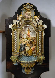 Grande acquasantiera in maiolica dipinta con scena centrale dal dipinto Adorazione dei Magi di Francesco Solimena (1657-1747), Italia, XX secolo