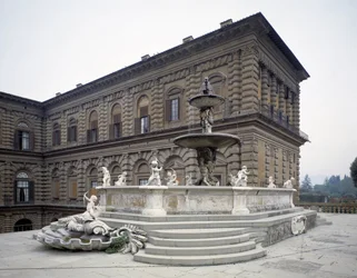 Vista della fontana del carciofo