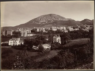 [Città ai piedi della montagna]