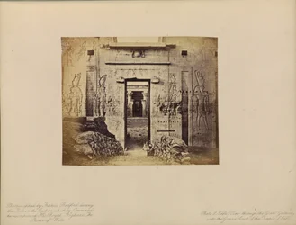 Edfû - Veduta attraverso la Grande Porta della Grande Corte del Tempio di Edfû