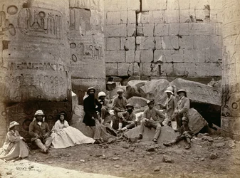Fotografia di gruppo nella Sala delle Colonne, Karnak, Tebe, 1862