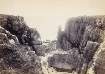 [Insenatura rocciosa con paesaggio marino], anni 1870