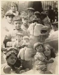 [Fotomontaggio di bambini]