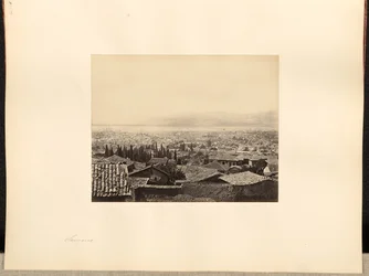 [Vista della città da lontano]
