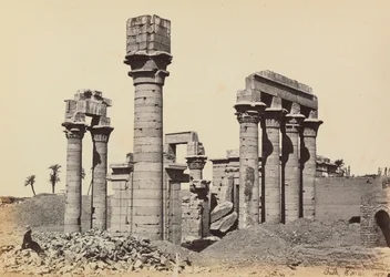 "Egitto e Palestina": le rovine della città di Hermonthis con il tempio di Cleopatra ad Armant (Erment) vicino a Tebe, Egitto