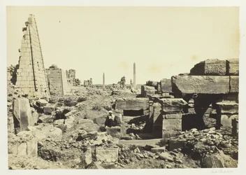 Vista su Karnac, dal pilone di granito