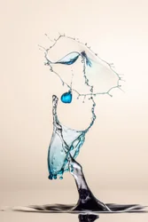 Collisione del liquido blu
