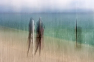 Figure sfocate sulla spiaggia