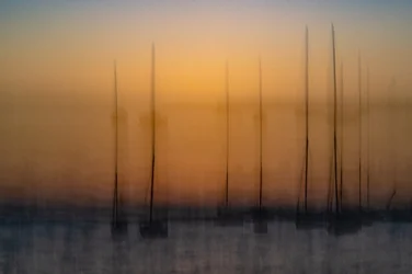 Barche a vela al tramonto sfocate
