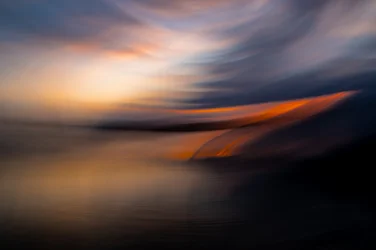 Tramonto vivace con effetto sfocatura da movimento