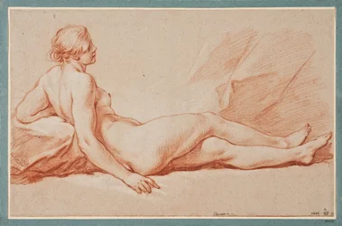 Modella in posizione semi-sdraiata