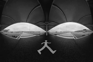 Prospettiva monocromatica di un parcheggio