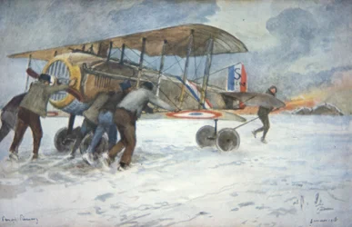 Il personale di terra e il pilota spingono a forza un caccia francese SPAD attraverso la neve fino a un hangar, gennaio 1918