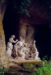Grotta di Teti; Apollo servito dalle ninfe. Scultura di François Girardon (1628-1715)