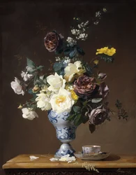 Rose e altri fiori in un vaso blu e bianco e una tazza da tè su un ripiano, 1876
