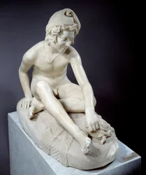 Giovane pescatore napoletano che gioca con una tartaruga