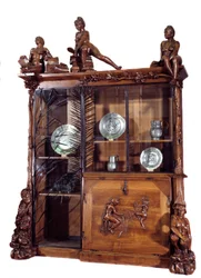 Mobile: libreria in noce e ferro battuto realizzata da Francois Hubert Carabin, 1890. Museo d