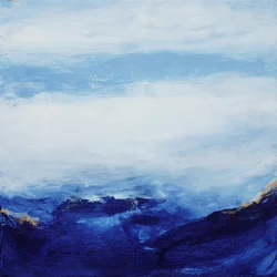 Nebbia di montagna blu intenso