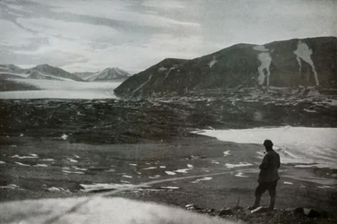 La bocca della Dry Valley, mostrando il Commonwealth Glacier, 1912, 1913