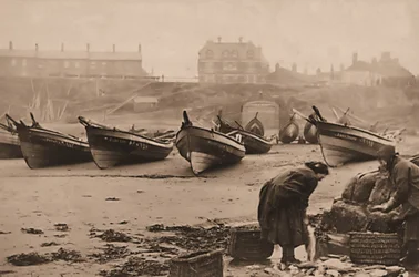 Donne che caricano pesce nei cesti dalle barche da pesca, porto di Whitby