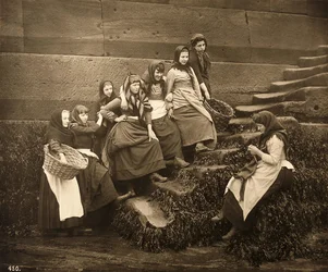 Donne in attesa del pescato del giorno, porto di Whitby, North Yorkshire, c.1899