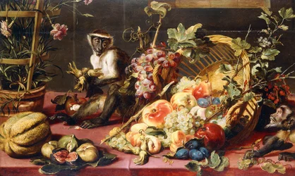 Un cesto di frutta rovesciato su un tavolo coperto con scimmie