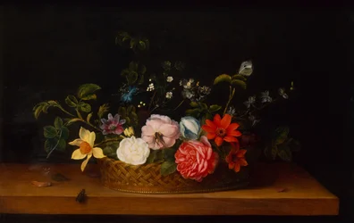 Fiori in un cesto con insetti su un davanzale