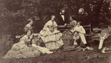 [Ritratto di gruppo di quattro donne, due uomini e tre bambini in un giardino], 1850-60