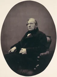 [Uomo seduto in poltrona]