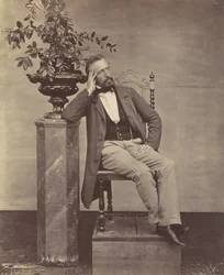 [Mathias Höusermann seduto con gomito su piedistallo che tiene un vaso di fiori], 1850-60