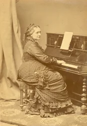 Ritratto di Clara Wieck-Schumann 1819-1896 al pianoforte, ca. 1878
