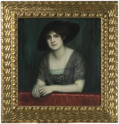 Maria con un cappello scuro