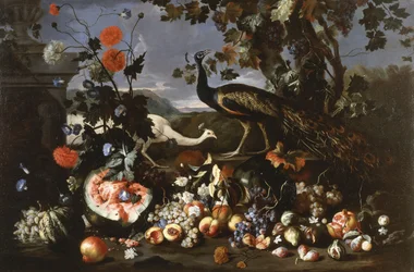 Un pavone e una pavonessa con frutta e fiori in un parco