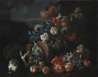 Base di pietra con fiori e frutta
