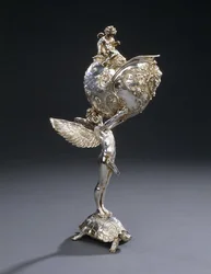 Portafiori scultoreo in bronzo elettroplaccato W.M.F., disegnato da Franz von Stuck, modellato come un giovane alato in piedi su una tartaruga, che tiene in alto una conchiglia di nautilus, c.1906