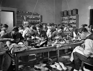 Artigiani al lavoro nello studio del designer e produttore di calzature Ferragamo a Palazzo Feroni, Firenze, 1937