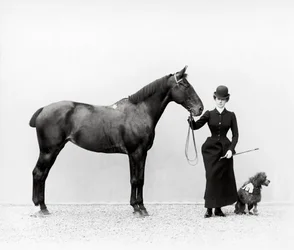 Ritratto di Miss Walsh con un cavallo e un barboncino in miniatura a Villa di Montefonte, nella zona del Poggio Imperiale di Firenze, c.1890