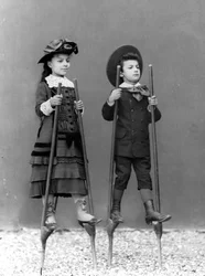 I figli di Romualdo Alinari, Adele e Arturo, sui trampoli, Firenze, c.1875