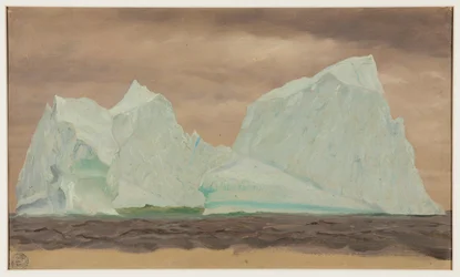 Iceberg sotto cieli nuvolosi