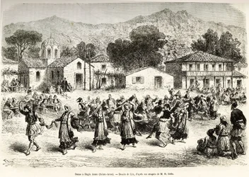 Danza popolare nella piazza del villaggio Haggia Anna (Sant