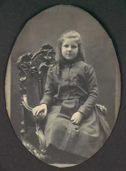 [Ragazza con boccoli, seduta, tre quarti di lunghezza], 1890s