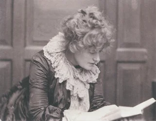 Ritratto fotografico di Ellen Terry (1847-1928) che legge, di Frederick Hollyer (1837-1933)
