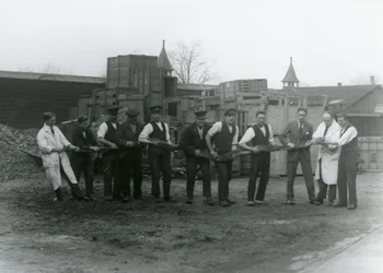 Un pitone lungo 20 piedi trasportato da undici membri dello staff della Società Zoologica, Zoo di Londra, 1924