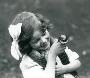 Una giovane ragazza Betty che tiene un serpente indaco orientale, Zoo di Londra, 1924