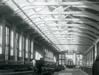 La Casa del Leone con cinque uomini che lavorano alla sua manutenzione, Zoo di Londra, 1926